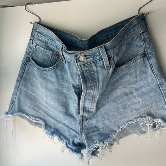 Levi’s 501 Shorts - Picture 2 of 2